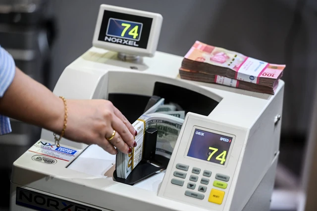 Rupiah Terus Melemah, Pengusaha Tekan Biaya Operasional dan Batasi Ekspansi
